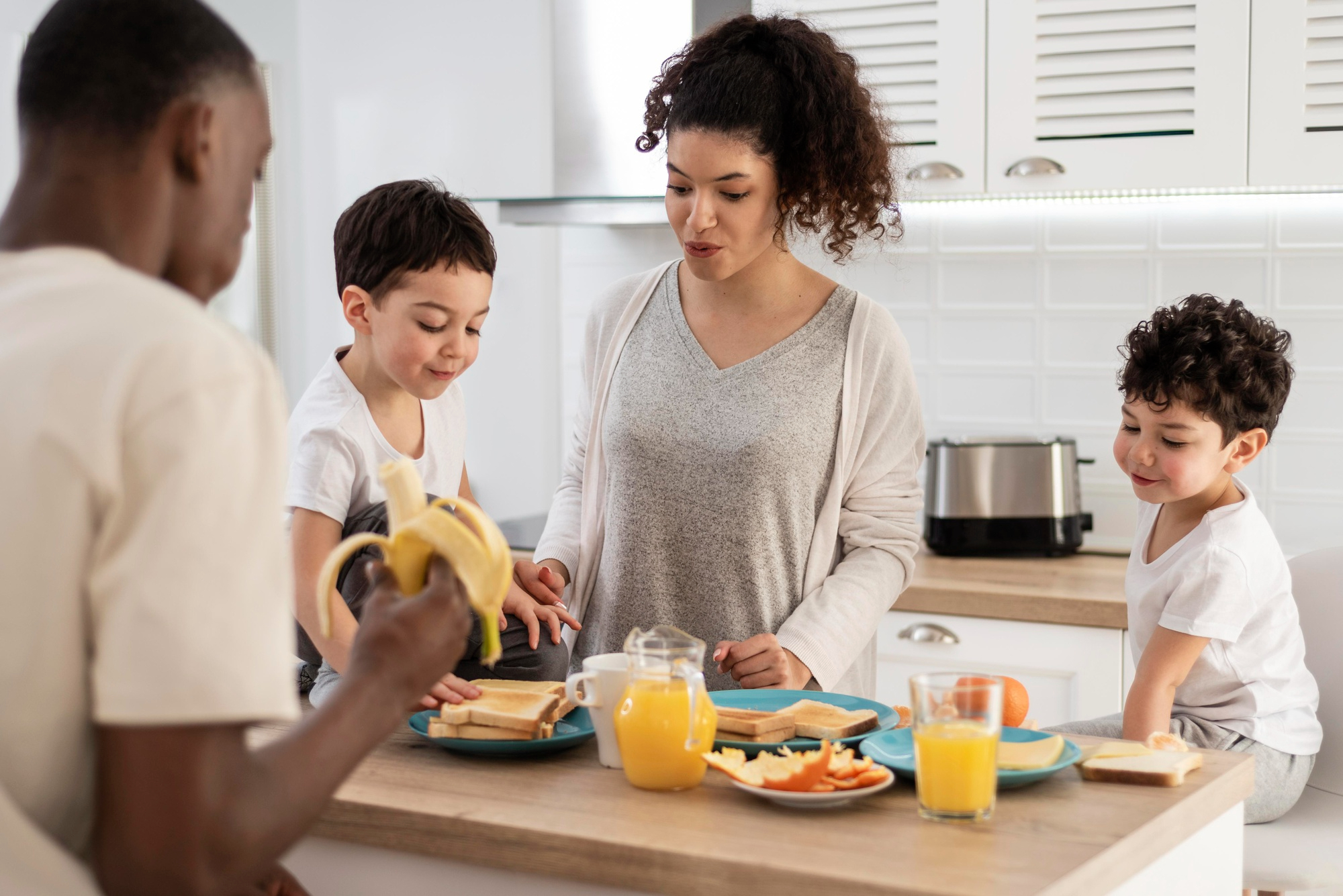 Familia desayunando con jugo HomeMaker