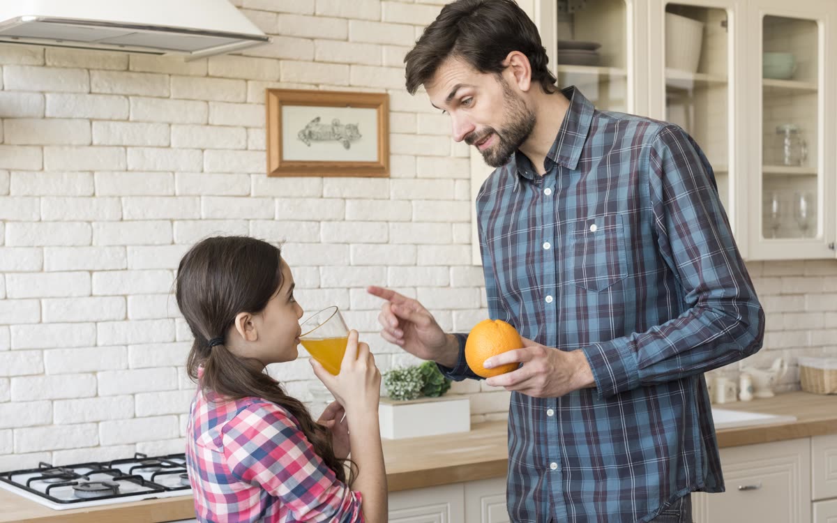 Padre e hija conversando sobre las vitaminas de la china